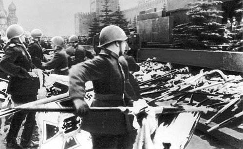 Парад Победы на Красной площади 24 июня 1945 года увенчался выбрасыванием к подножию Мавзолея Ленина вражеских знамён