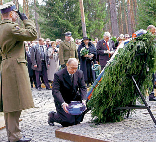 Владимир ПУТИН преклонил колени в память об убитых  польских офицерах