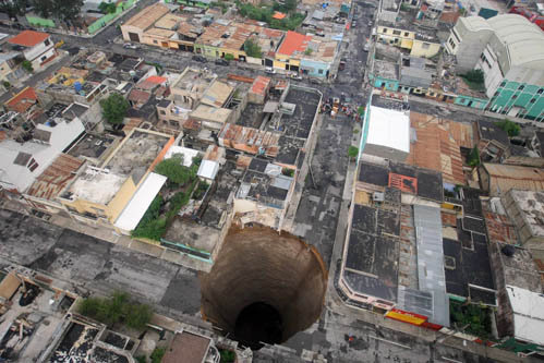 Гигантская воронка, уходящая в бездну, образовалась прямо в центре гватемальской столицы. Фото: АР