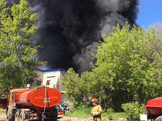 В Ярославле загорелся склад с нефтепродуктами