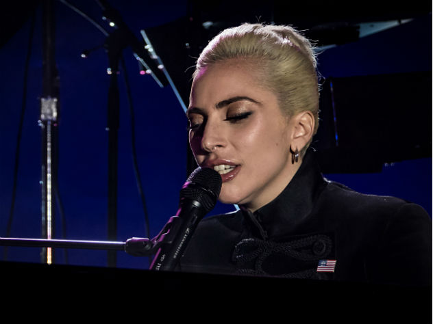 Леди Гага показала страстные чувства к новому бойфренду