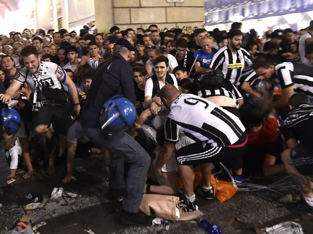 1400 футбольных фанатов пострадали из-за финального матча Лиги чемпионов