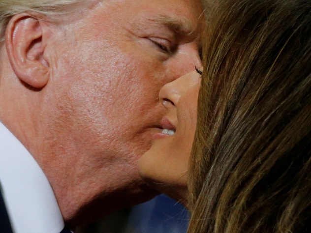 Дональд Трамп наградил Меланию пылким поцелуем на глазах у публики