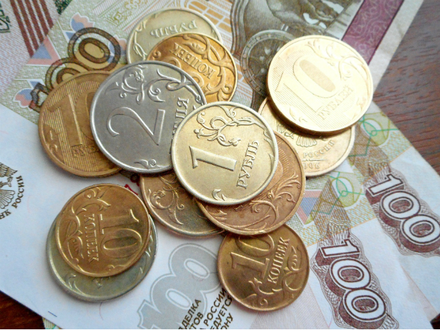 Россиянам подняли минимальную зарплату на 300 рублей