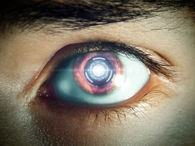 В России появился первый человек с бионическим глазом