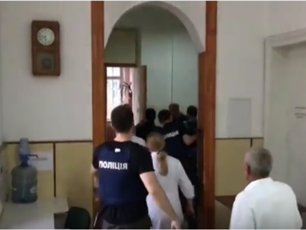 Вооруженный стеклом шизофреник захватил в заложники 76 человек во Львове
