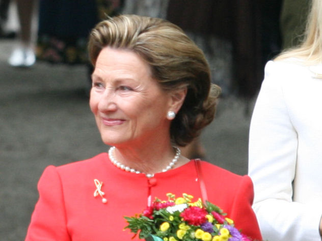 Королева Норвегии прогулялась по лесу вместе с мигрантами‍