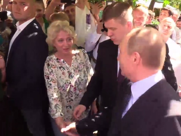 Поцеловавшая Путина россиянка рассказала правду о встрече с президентом