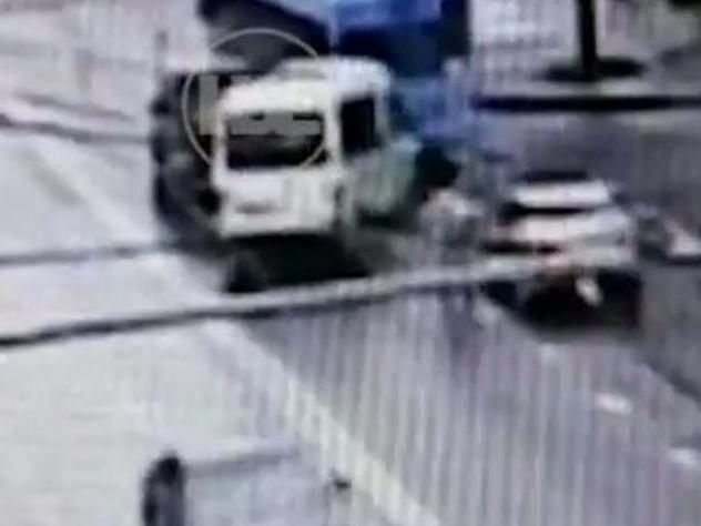 Появилось видео нападения таксиста с ножом на водителя Mercedes в Москве
