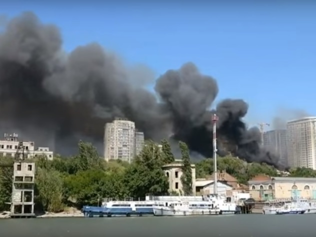 Страшный пожар бушует в Ростове-на-Дону