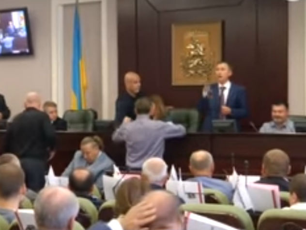 В Киеве засняли на видео избиение депутата