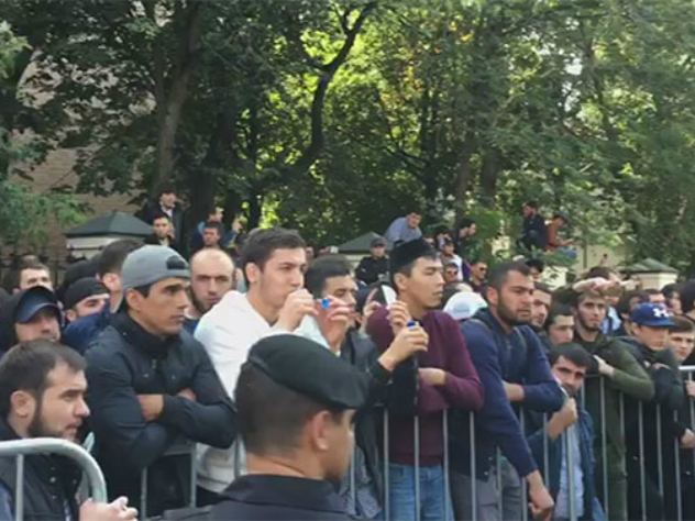 Сотни мусульман собрались на несанкционированный митинг в Москве