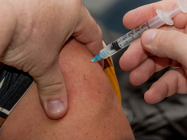 Жириновский предложил поощрять за прививку от гриппа
