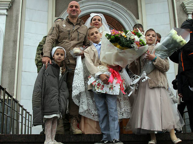 Прилепин обвенчался с женой на Донбассе после 20 лет совместной жизни