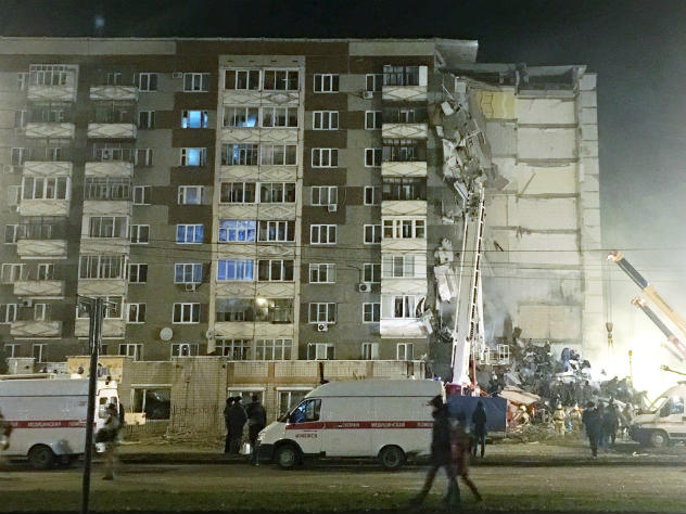 Под завалами дома в Ижевске остаются десятки людей