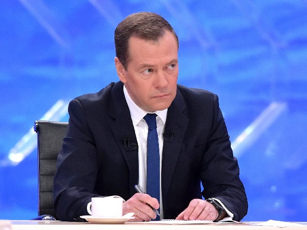 Медведев обратился к правительству в связи с выдвижением Путина в президенты