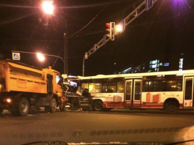 В Петербурге самосвал протаранил пассажирский автобус