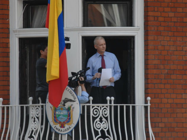 Ассанжа выселяют из британского посольства Эквадора