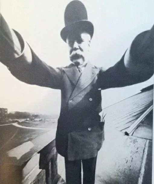 1910 год. Основатель нью-йоркской фотокомпании Byron Джо Байрон — первый, кто додумался сфотографировать себя прямо с руки, как это делают сейчас.