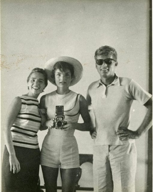 1954 год. Не гнушались фотографироваться в зеркале и первые лица государств. Вот семейное селфи президента США Джона Кеннеди и его жены Жаклин.