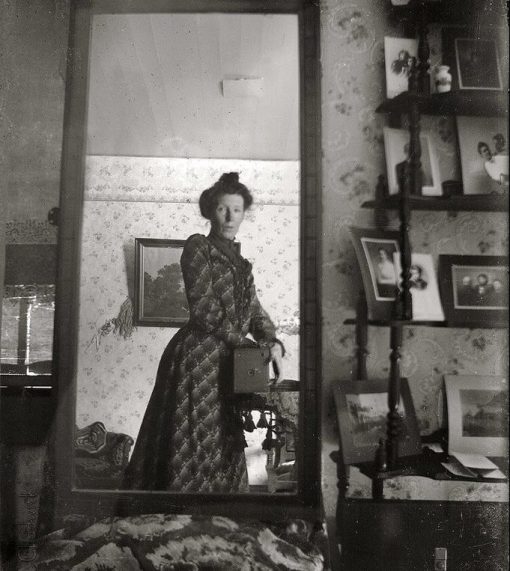 1900 год. Удивительно, что идея сфотографировать себя в зеркале, первой пришла в голову мужчине, а не женщине. Первое женское селфи же появилось двумя годами позднее. Фотография сделана на камеру Kodak Brownie и отличается уже гораздо более высоким качеством.