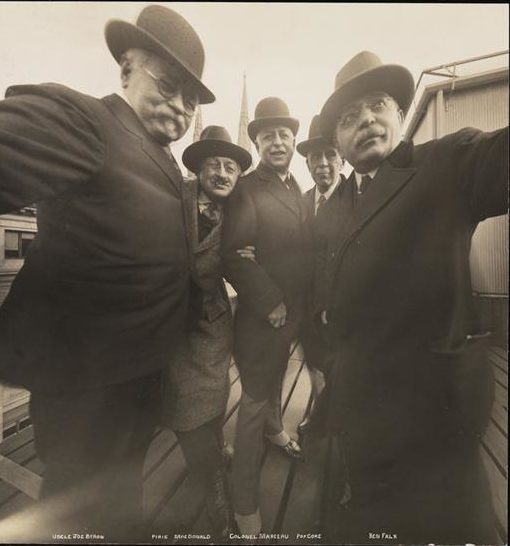1920 год. Все тот же Джо Байрон считается и автором первого коллективного селфи — в 1920 году он запечатлел на пленке себя вместе с сотрудниками своей компании.