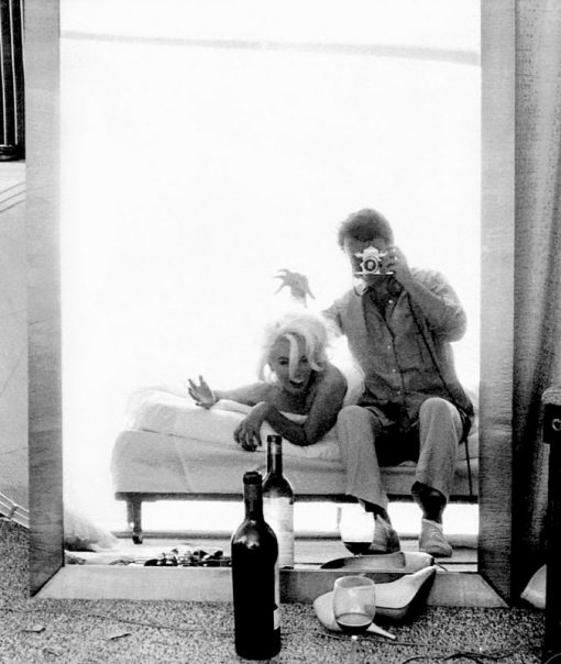 1962 год. Немало взбудоражило общественность в 60-х годах откровенное по тем временам селфи Мерилин Монро в постели с бутылкой вина.