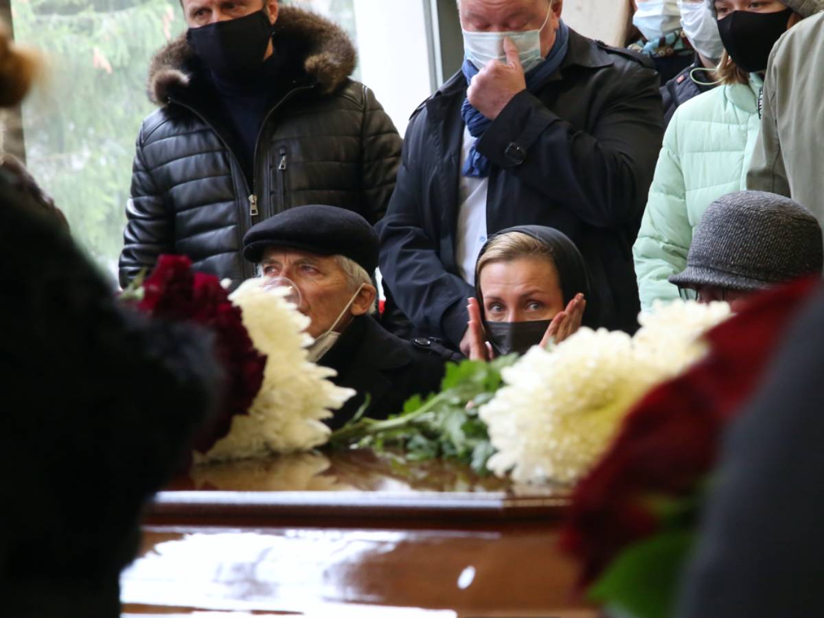 Вдова отдалась после похорон мужа HD