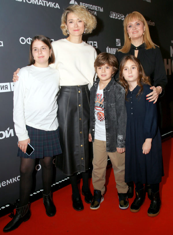 Надежда Михалкова пришла с детьми Ниной и Ваней, а ее сестра Анна - со своей младшенькой Лидой