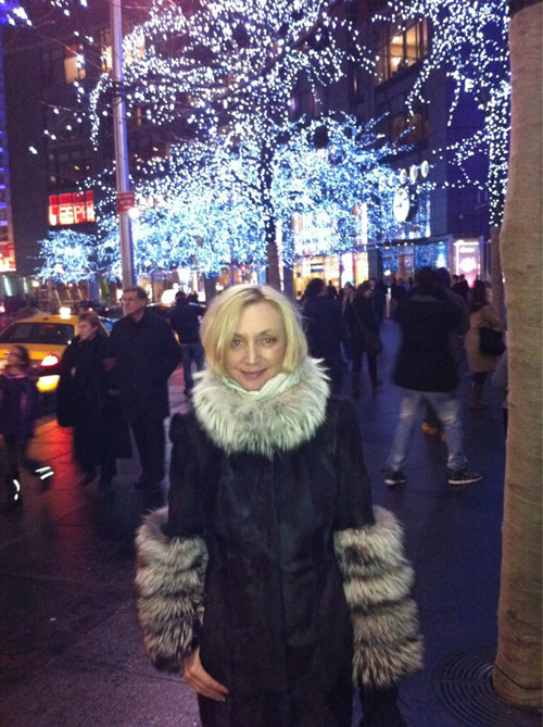 В бледной и уставшей женищне, гуляющей по улицам Нью-Йорка, трудно узнать яркую и эффектную звезду