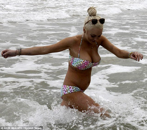 Линдси Лохан бесится на пляже () | Бикини звезд