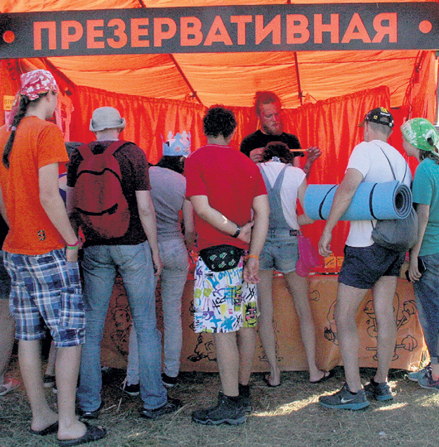 Русские рокеры трахаются между машинами на рок-фестивале