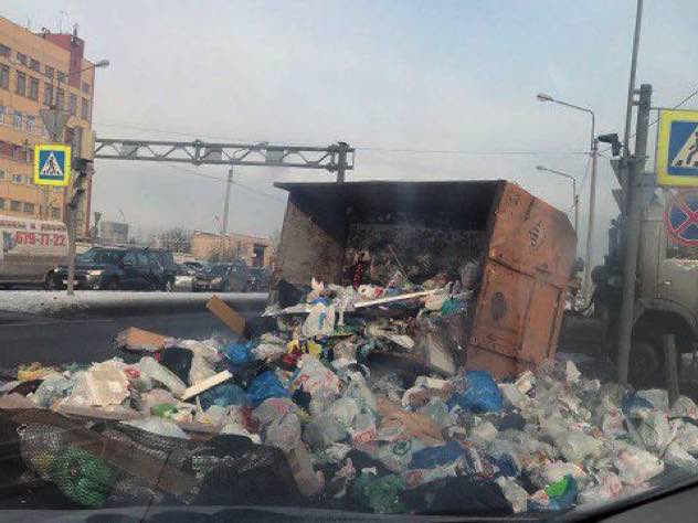 На Митрофаньевском шоссе водителей засыпало мусором