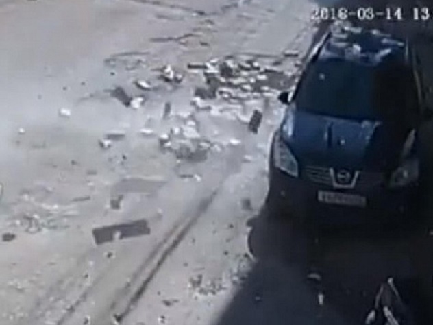 Кусок стены в Махачкале обрушился на автомобиль с людьми