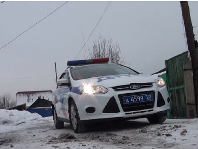Полицейские на Алтае спасли целую семью во время пожара