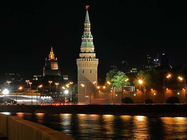 Почему на Кремле вместо двуглавого орла появилась звезда, а не свастика