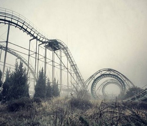 Это парк развлечений «Nara Dreamland» в Японии. Он закрылся в 2006 году. С тех пор туда забредают лишь фотографы и люди, которые хотят тишины и спокойствия.

Фото: Instagram*.com