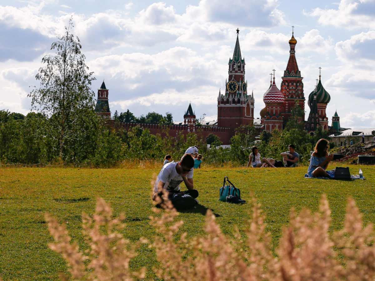 Точный день в москве. Жара в Москве Кремль. День России жара. Погода в Москве летом. Москва лето тепло.