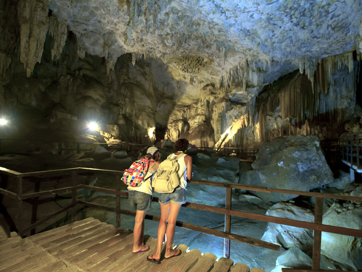 Туристы поселились в пещере