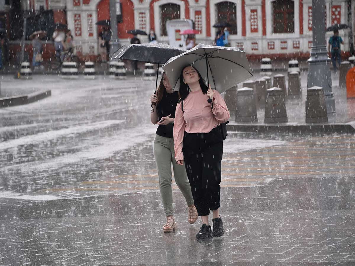 Осадка погода москва. Летний дождь в Москве. Похолодание и дожди. Москва лето дождь. Дожди пасмурно и холодно в Москве.