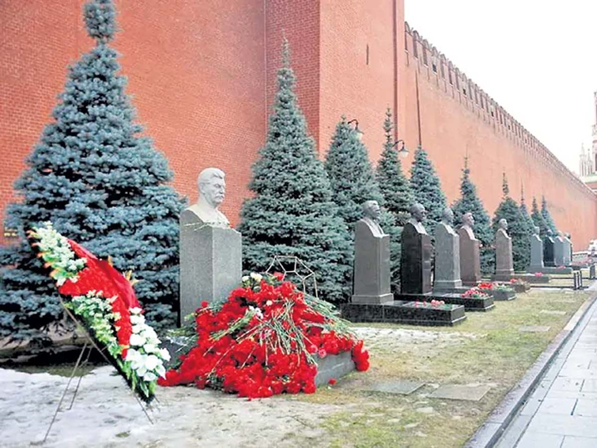 Некрополь у кремлёвской стены Сталин