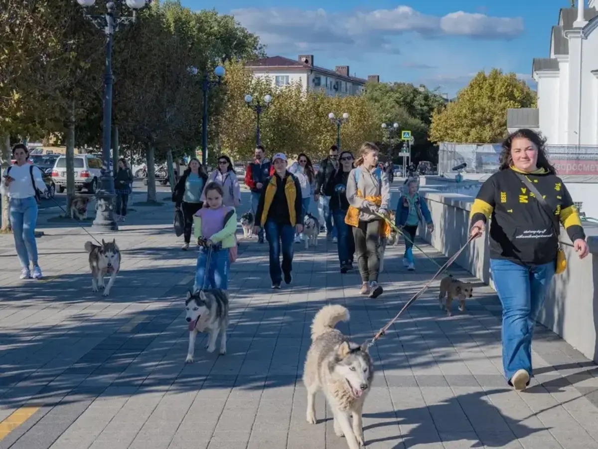 На прогулки часто приходят с детьми