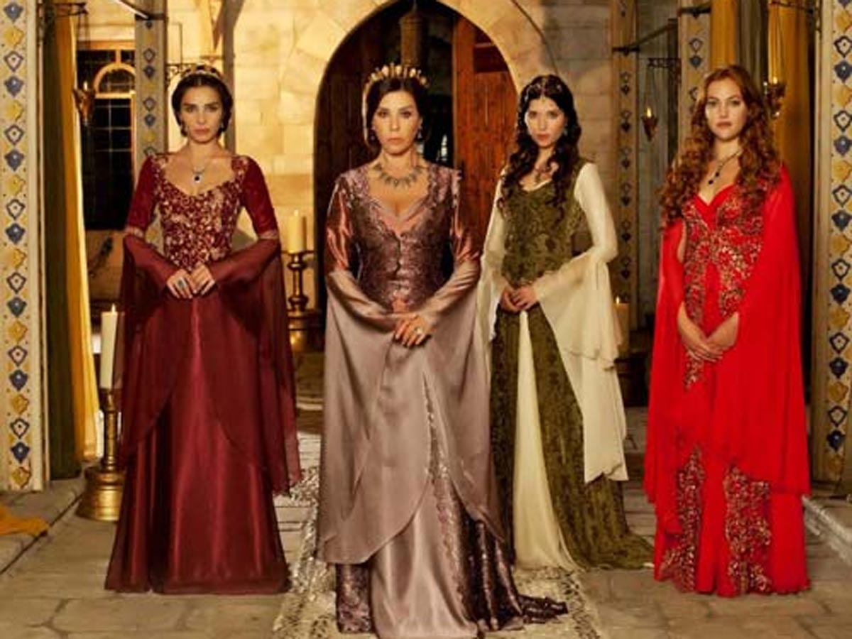 Самые красивые платья, короны и украшения Хюррем Султан