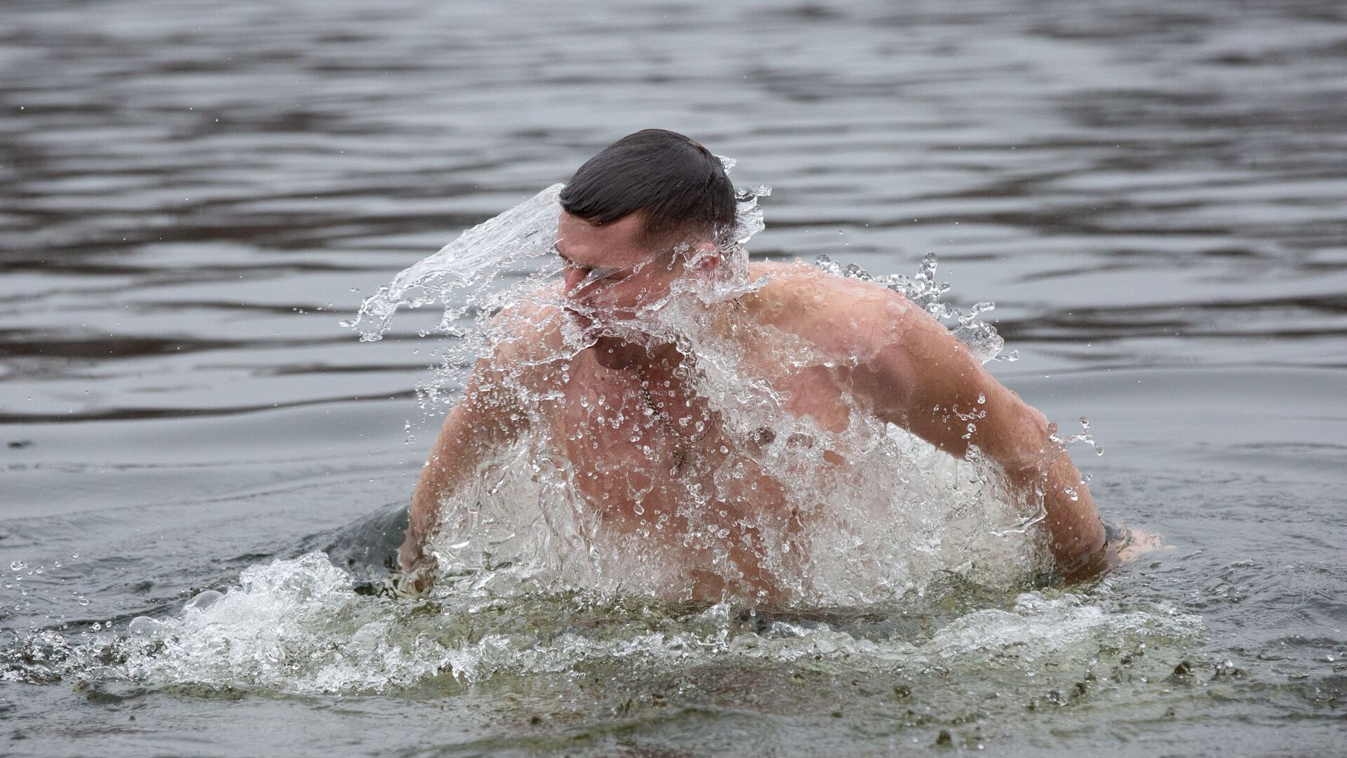 По пляжу в Новороссийске регулярно бегают голые мужики - Экспресс газета