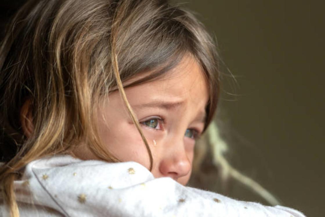 Девочка 10 лет плачет