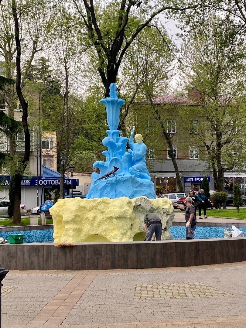 Фонтан в центре Туапсе перекрасили в проукраинские цвета. Жители негодуют -  Экспресс газета