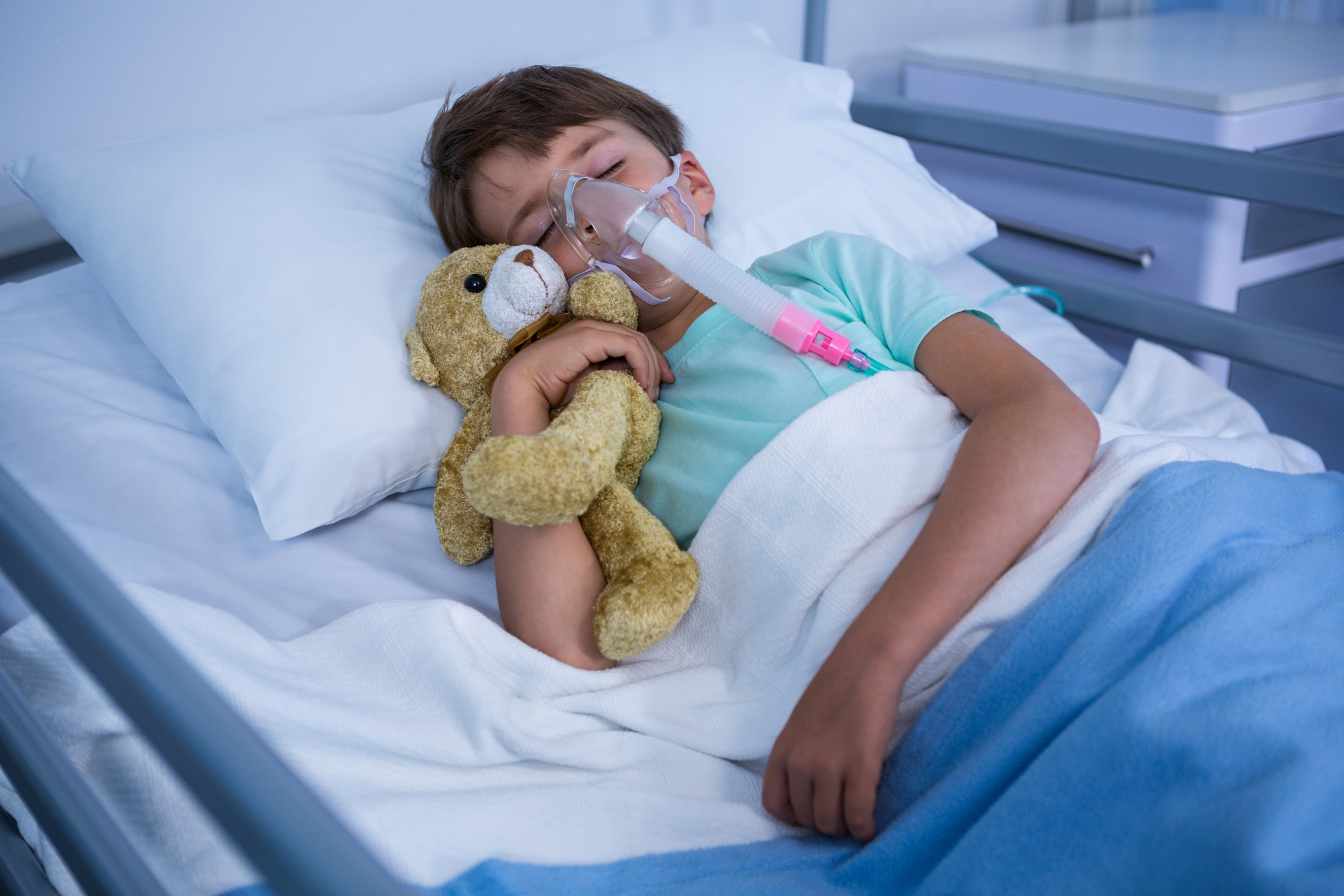 Ребенок в кислородной маске в больнице. Ребенок болеет. Кислородная маска для младенцев. Кислородная подушка для детей. Заболела ребенку 2 недели