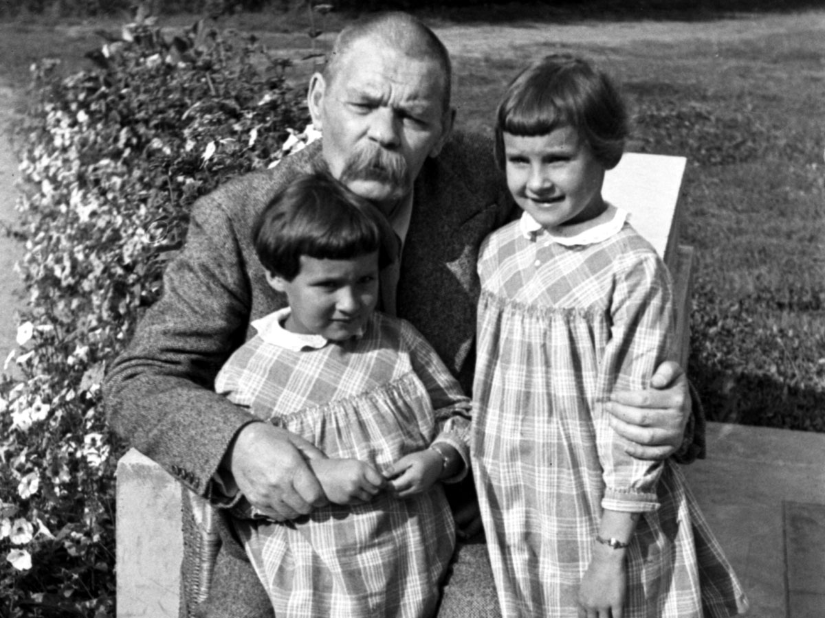 Максим Горький с внучками Дарьей и Марфой Пешковыми (1932 г.)