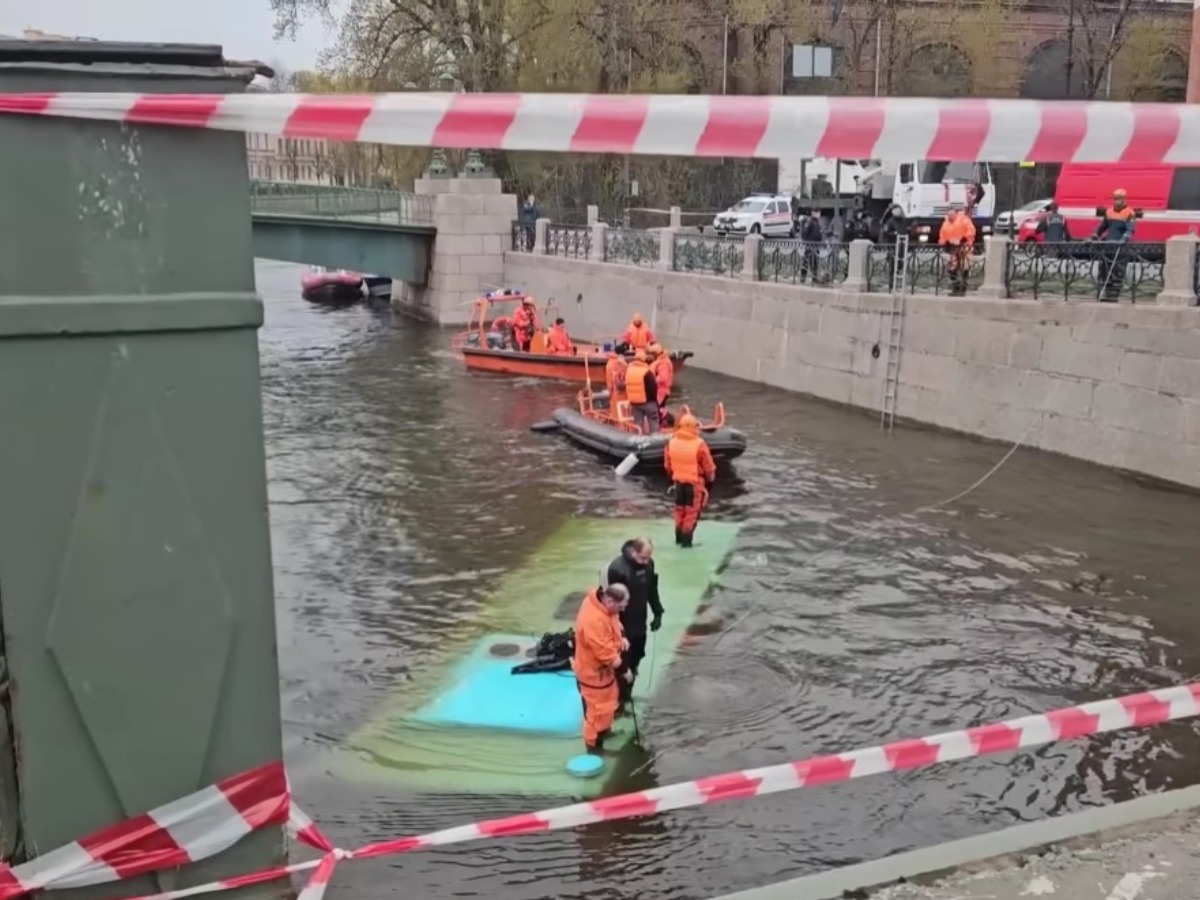 7 погибших, 23 нарушения перевозчика, водителя вывели в рейс наутро после  20-часовой смены: все, что известно о падении автобуса в реку в  Санкт-Петербурге - Экспресс газета