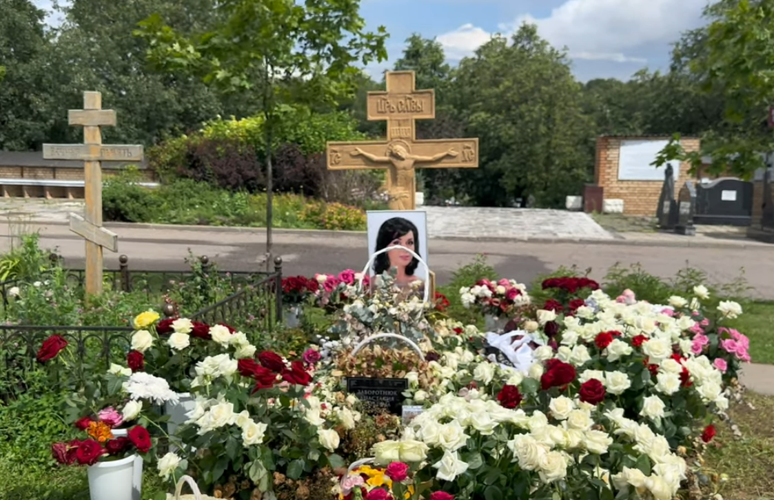 Могила Анастасии Заворотнюк превратилась в райский сад: рекорд Шатунова побит